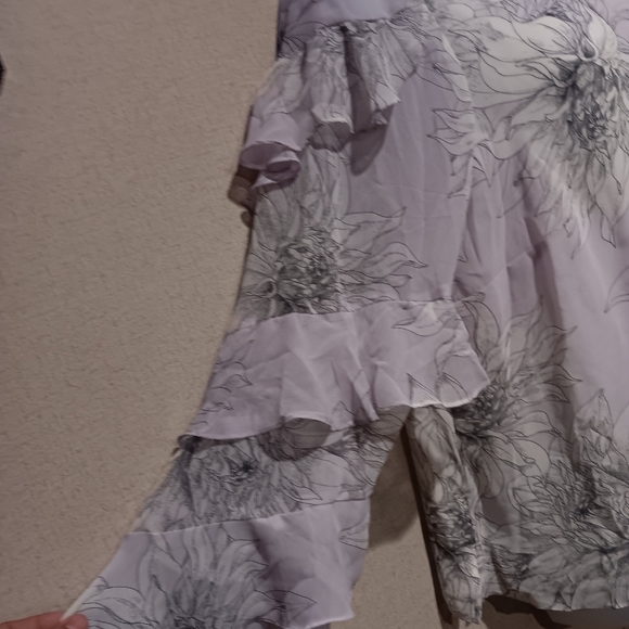 Vince Camuto Lilac Floral Ruffle Blouse Size 2X New - Picture 2 of 5
